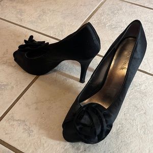 Nine West open toe heels pumps size 8 black with flower